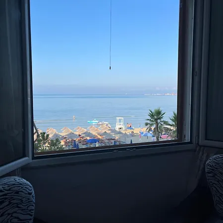 Beachfront - Steps From - Balcony - Fast Wifi Apartamento