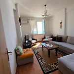 Beachfront - Steps From - Balcony - Fast Wifi Апартаменты Дуррес